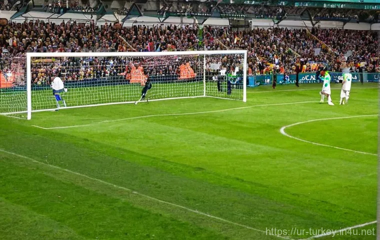 튀르키예에서의 패션 트렌드 - Here are three detailed image prompts in English, designed to generate visuals based on Turkish fash...